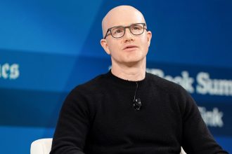 Hacha de IA castiga sin piedad: gigante de criptomonedas anuncia despidos masivos