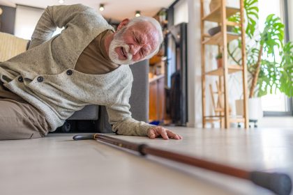 No es solo torpeza: el peligro que implican las caídas frecuentes después de los 40 años