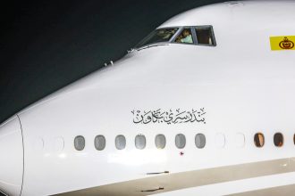 VIDEO: Sultán de Brunéi llega a una cumbre piloteando él mismo su avión