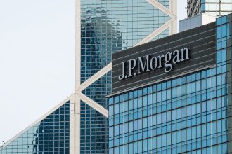 La suma que JP Morgan ofreció para librarse del litigio por el 'esclavo sexual' de una ejecutiva