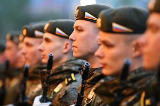 "Tomaremos medidas decisivas": Asesor de Putin responde a amenazas de Kiev por el Día de la Victoria
