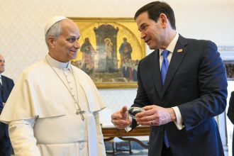 "¿Qué le das a alguien que lo tiene todo?": El regalo de Rubio para el papa León XIV (VIDEO)