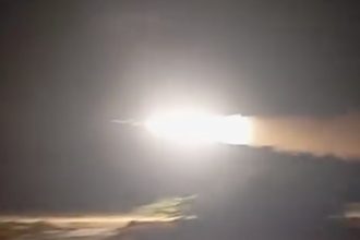 Primeras imágenes de Irán disparando en represalia contra buques de EE.UU. (VIDEO)