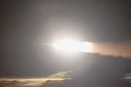 Primeras imágenes de Irán disparando en represalia contra buques de EE.UU. (VIDEO)