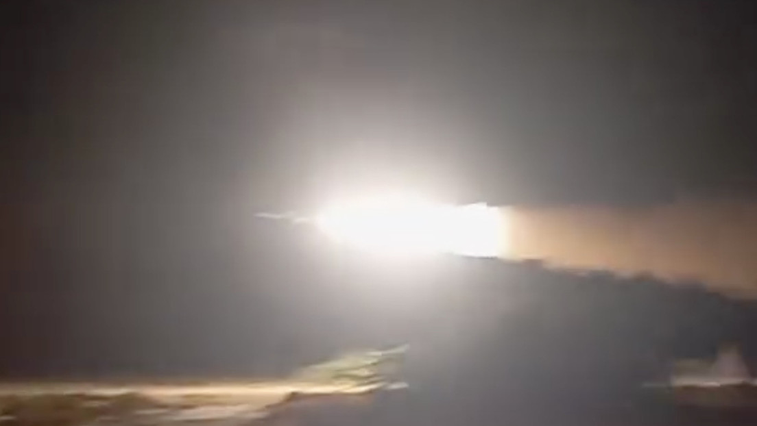 Primeras imágenes de Irán disparando en represalia contra buques de EE.UU. (VIDEO)