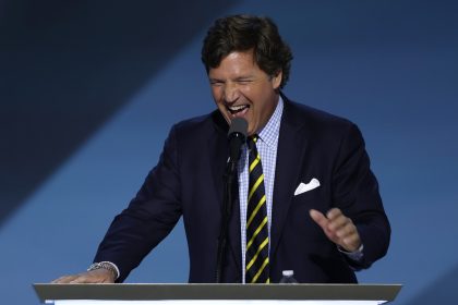 Tucker Carlson se burla de los "intelectuales públicos" de EE.UU. por su ignorancia sobre Ormuz