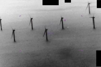 Archivos ovni: video enigmático muestra un orbe luminoso volando cerca de turbinas eólicas