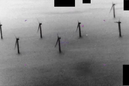 Archivos ovni: video enigmático muestra un orbe luminoso volando cerca de turbinas eólicas