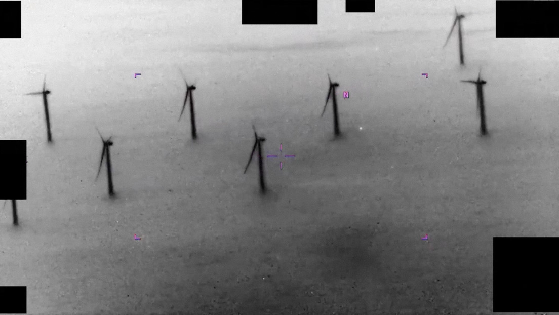 Archivos ovni: video enigmático muestra un orbe luminoso volando cerca de turbinas eólicas