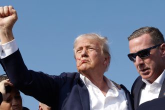VIDEO: Pastor evangélico inaugura una estatua dorada de Trump