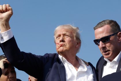 VIDEO: Pastor evangélico inaugura una estatua dorada de Trump