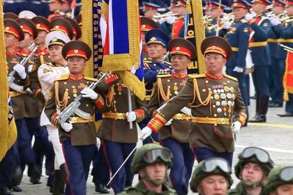VIDEO: Desfilan en Moscú militares de la RPDC que participaron en la liberación de Kursk