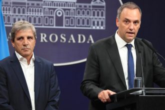 Ministro argentino de Economía reflexiona sobre el impacto del caso Adorni que sacude el país