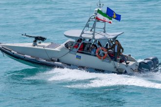 ¿Cómo logra la 'flota mosquito' de Irán hacer frente a la poderosa fuerza naval de EE.UU. en el estrecho de Ormuz?