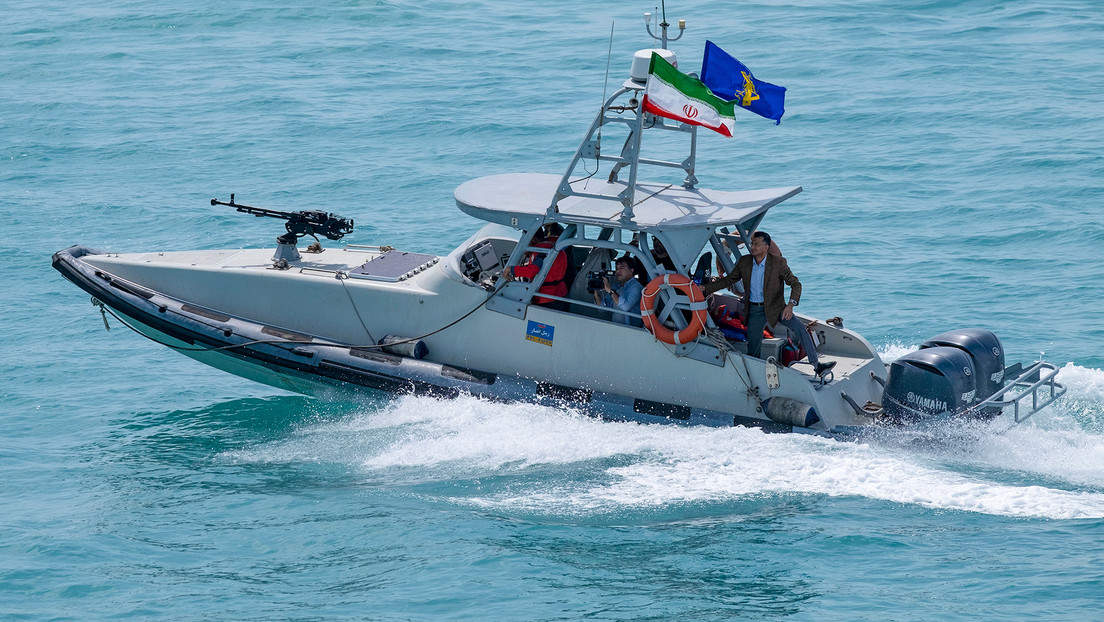 ¿Cómo logra la 'flota mosquito' de Irán hacer frente a la poderosa fuerza naval de EE.UU. en el estrecho de Ormuz?