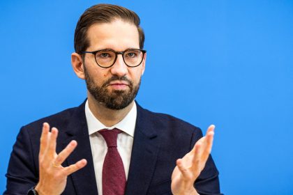 Portavoz del Gobierno alemán se niega a responder quién liberó a Alemania del nazismo (VIDEO)
