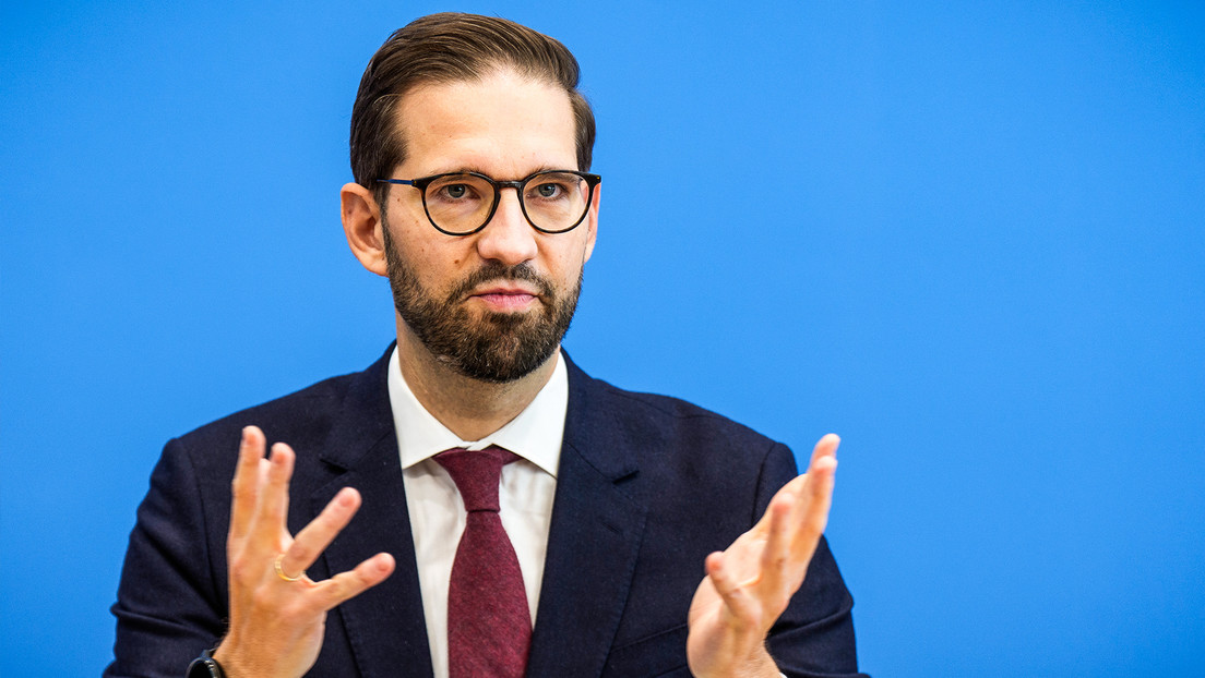 Portavoz del Gobierno alemán se niega a responder quién liberó a Alemania del nazismo (VIDEO)
