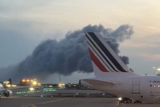 VIDEOS: Columna gigantesca de humo negro aparece cerca del aeropuerto más concurrido de Francia