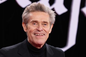 VIDEO: Willem Dafoe disfruta una canción rusa en la Bienal de Venecia