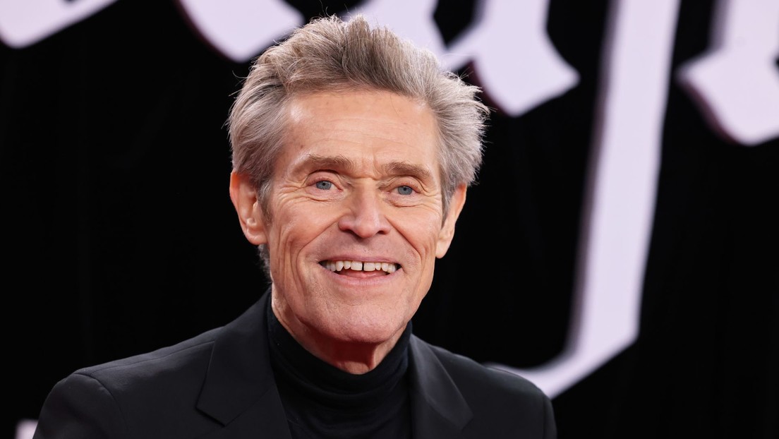VIDEO: Willem Dafoe disfruta una canción rusa en la Bienal de Venecia