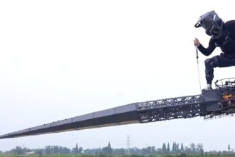 Espada gigante voladora irrumpe en las calles de China (VIDEO)