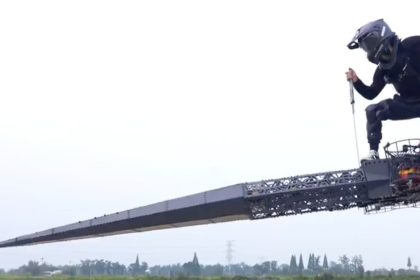 Espada gigante voladora irrumpe en las calles de China (VIDEO)