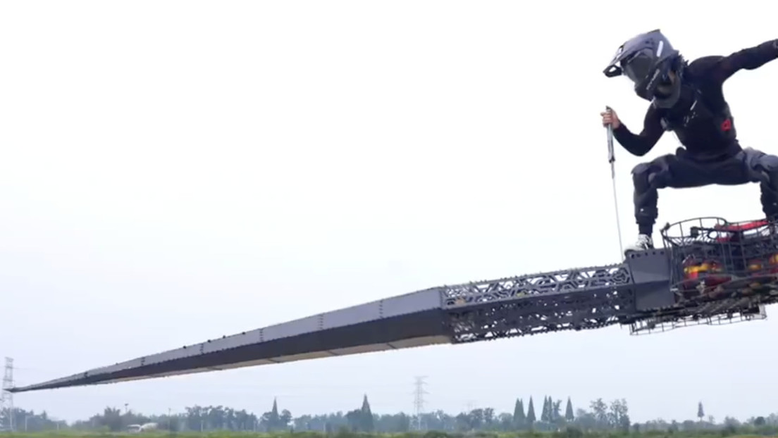 Espada gigante voladora irrumpe en las calles de China (VIDEO)