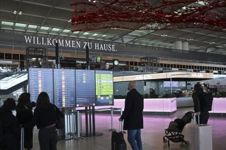 Gigante europeo baraja cancelar vuelos por escasez de combustible aéreo