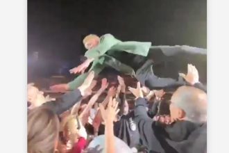 "¡Ay, madre!": Manolo García se lanza al público y pasa esto (VIDEO)
