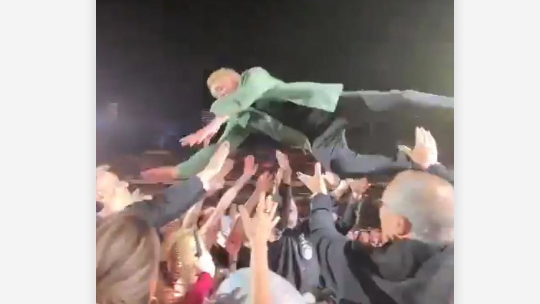 "¡Ay, madre!": Manolo García se lanza al público y pasa esto (VIDEO)