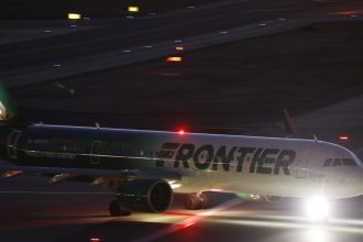 Escalofriante audio revela el momento en que un avión atropella a una persona en la pista