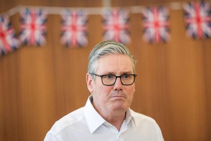 Starmer quiere seguir en el poder 10 años más pese al revés electoral