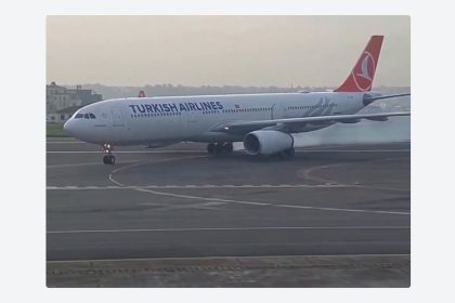 VIDEO: Rueda de avión se prende fuego durante aterrizaje
