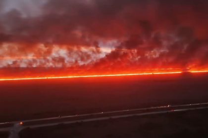 VIDEOS: Masivo incendio forestal arde sin control hacia una autopista en EE.UU.