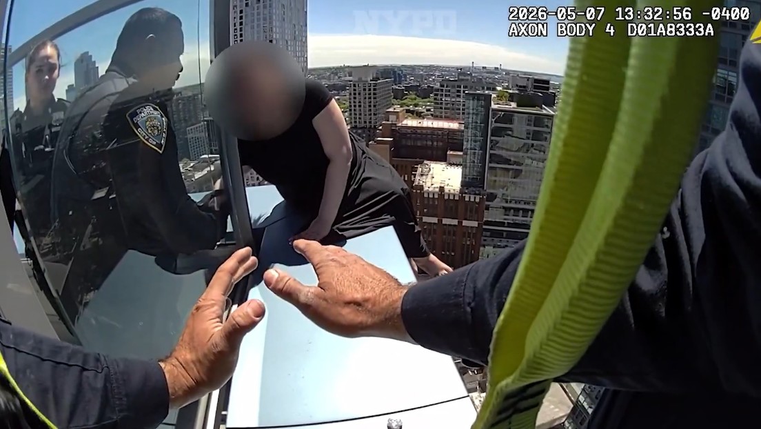 VIDEO: Rescate de infarto de una mujer sentada al borde de un rascacielos