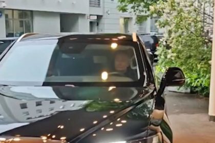 VIDEO: Putin se pone al volante para llevar a su antigua profesora a una cena en el Kremlin