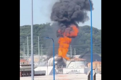 VIDEO: Enorme incendio arrasa una refinería en Oklahoma