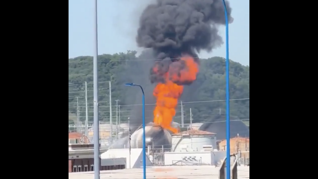 VIDEO: Enorme incendio arrasa una refinería en Oklahoma