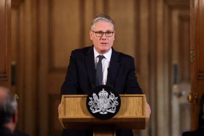 Starmer se niega a dimitir y desafía al gabinete de ministros