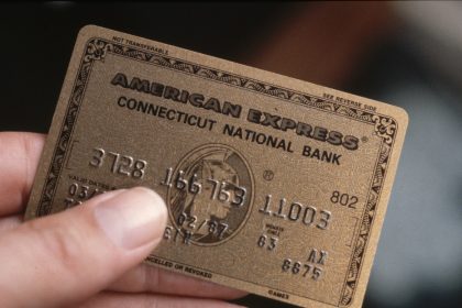 Cómo la 'Tarjeta black' de American Express le facilitó a Epstein los traslados de mujeres