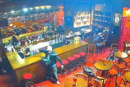 VIDEO: Ladrones armados entran a robar a un bar y se llevan una sorpresa