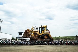 VIDEO: Policía aplasta con buldóceres cientos de motocicletas confiscadas