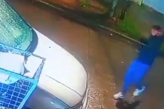 "Hay balas para todos": Perturbador momento en que adolescente dispara contra la casa de un compañero de clases