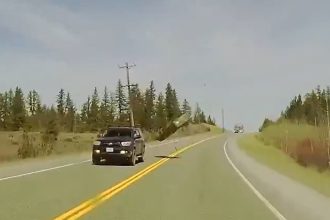 Como en 'Destino final': 'Un bote volador' se estrella contra un coche en plena vía (VIDEO)