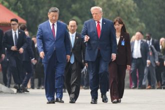 Guardias de seguridad chinos impiden el acceso a un agente de EE.UU. armado al Templo del Cielo antes de la llegada de Trump