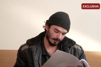 Brutal momento: un mercenario colombiano lee un artículo que tilda su calvario en Ucrania de "fake" y propaganda