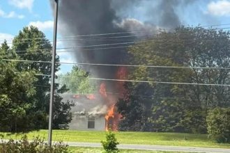 Fuego y muertos tras el choque de una avioneta contra una casa (VIDEO)