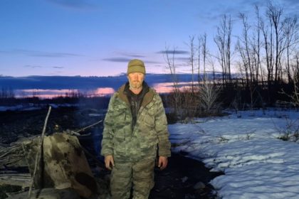 A lo Robinson Crusoe: hombre varado sobrevive solo y con una lanza rústica en Siberia