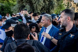 VIDEO: Ministro radical israelí reza y baila en un templo musulmán