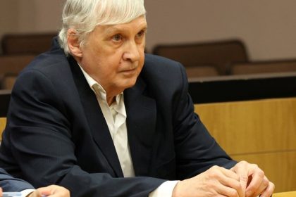 Condenan a hasta 50 años de prisión a un maestro de primaria jubilado por abusar sexualmente de alumnos